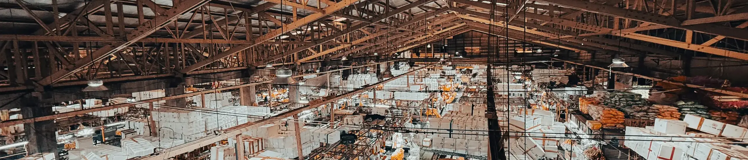 Eine Fabrikhalle, von oben fotografiert